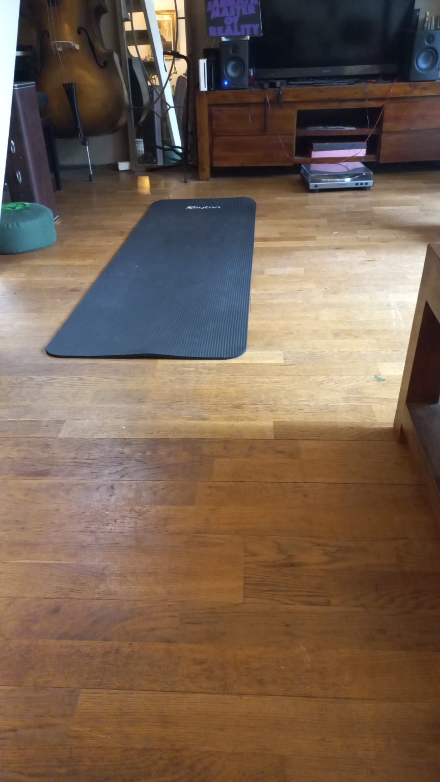 Oefenmat op een houten vloer